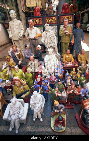 Cina, Hong Kong, Hollywood Road, negozio di antiquariato Display di comunista cinese statue ornamentali in Cat Street Foto Stock