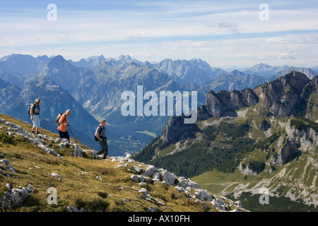 Escursionista in montagne Rofan, Alpi, Austria Foto Stock