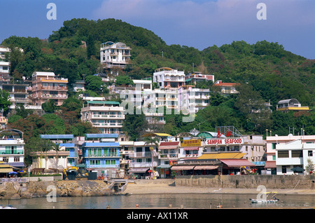 Cina, Hong Kong, Lamma Island, Harbourfront vista di Yung Shue Wong Village Foto Stock