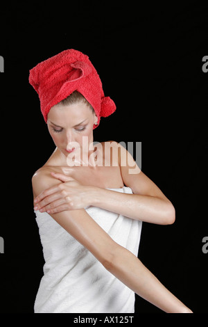 bella donna indossando i guanti di gomma prima di pulire la cucina, lavare  i piatti a casa. bella donna sorridente preparazione per la pulizia della  casa, lo Foto stock - Alamy