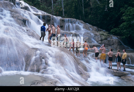 I turisti formando catena umana Dunn River Falls Ocho Rios Giamaica Gennaio 2005 Foto Stock