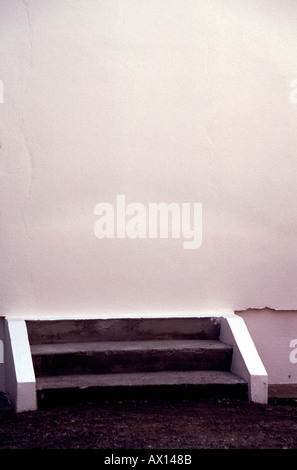 Passi per un muro grezzo con nessun posto dove andare Foto Stock