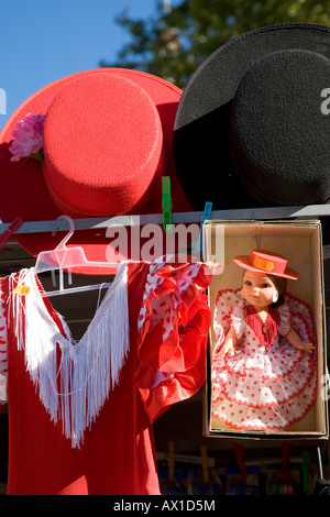 Negozio di souvenir, cappelli, bambola in abito di flamenco, Sevilla, Andalusia, Spagna Foto Stock