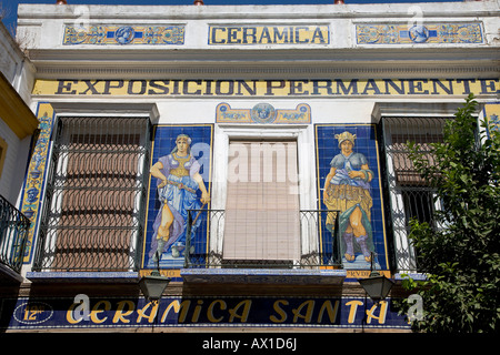 Negozio di Ceramica " Ceramica Santa' facciata con ceramica nel quartiere di Triana di Siviglia, in Andalusia, Spagna, Europa Foto Stock