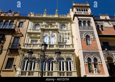 Architettura storica, stile mudéjar, Avenida de la Constitucion Street nel quartiere di Triana di Siviglia, in Andalusia Spagna, UE Foto Stock