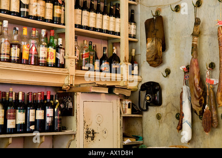 Liquori, insaccati e prosciutti in El Rinconcillo, un tipico bar spagnolo in Siviglia, in Andalusia, Spagna, Europa Foto Stock