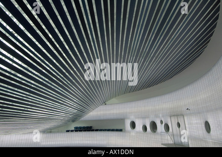 Il soffitto di legno e pezzi di plexiglass nel palazzo dei congressi Manuel Rojas costruito dagli architetti spagnolo José Selgas e Luc Foto Stock