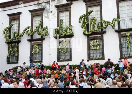 Aprile festa dei fiori, Praca do Municipio, bambini mettendo i fiori nel muro della speranza, ' Funchal, Madeira, Portogallo, Europa Foto Stock