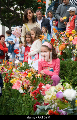 Aprile festa dei fiori, Praca do Municipio, bambini mettendo i fiori nel muro della speranza, ' Funchal, Madeira, Portogallo, Europa Foto Stock