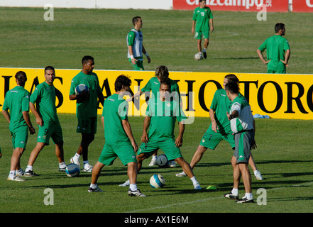 Real Betis Balompié football club la formazione a 'Ciudad Deportiva del Betis, ' con il centrocampista David Odonkor (terzo da destra) Foto Stock