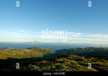 Stretto di Gibilterra e la costa africana del Marocco, visto dal Mirador del Estrecho, un punto di vista su autostrada N-340, a Cadiz, Spagna Foto Stock