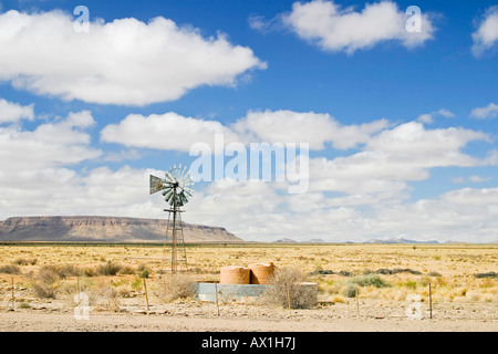 Turbina eolica ad acqua della pompa nel sud della Namibia, Africa Foto Stock