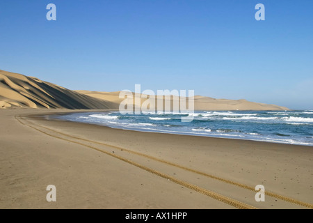 Tracce di pneumatici, sulla spiaggia all'Oceano Atlantico, diamond area vietata, Saddlehill, Namibia, Africa Foto Stock