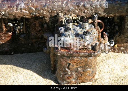 Il vecchio forte arrugginita parti del motore in sabbia, diamond area vietata, Saddlehill, Namibia, Africa Foto Stock