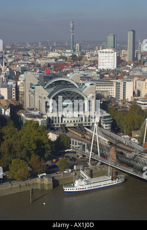 Londra Charing Cross la stazione ferroviaria e il fiume Tamigi Foto Stock