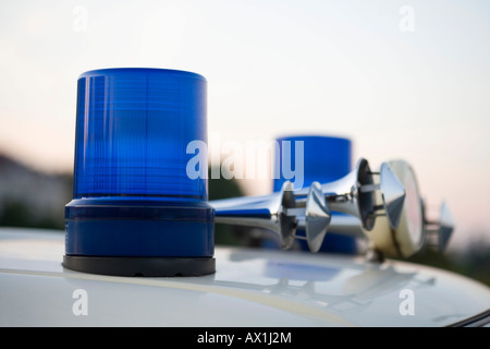 Luci blu e clacson sul tetto di un veicolo di polizia Foto Stock