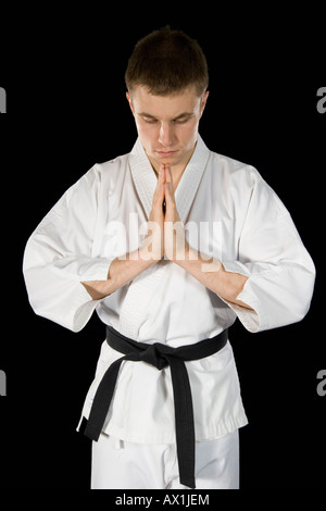 Un giovane uomo di praticare il karate Foto Stock