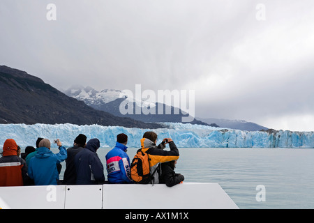 I turisti su un catamarano presso il Ghiacciaio Upsala sul lago Lago Argentino, parco nazionale Los Glaciares, (Parque Nacional Los Gla Foto Stock