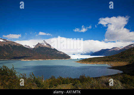 Vista sul lago glaciale dal ghiacciaio Perito Moreno, parco nazionale Los Glaciares, Argentina, Patagonia, Sud America Foto Stock