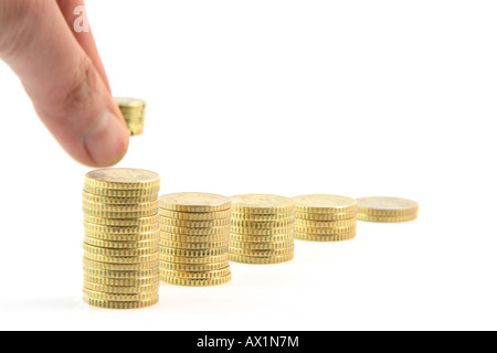 Aggiunta di pile di cinquanta centesimi di euro in una riga isolata su sfondo bianco Affari e finanza concetti Foto Stock
