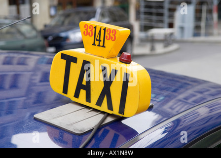Taxi segno della cabina sulla parte superiore del motorino tetto auto, Ginevra, Svizzera Foto Stock
