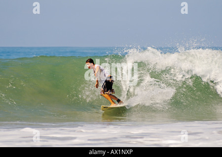 Surfer presso la spiaggia di Santa Teresa, Mal Pais, Nicoya peninsula, Costa Rica, America Centrale Foto Stock