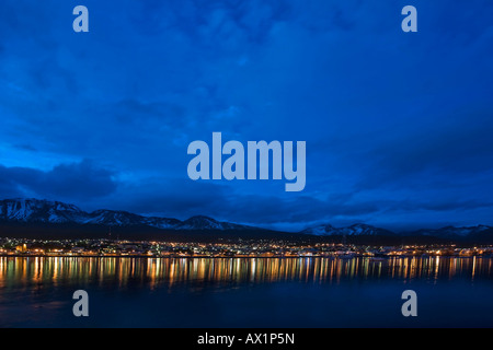 Skyline di Ushuaia, più a sud di città del mondo, di notte, Tierra del Fuego, Argentina, Sud America Foto Stock