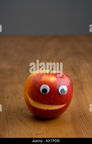 Un Apple con una faccina sorridente Foto Stock