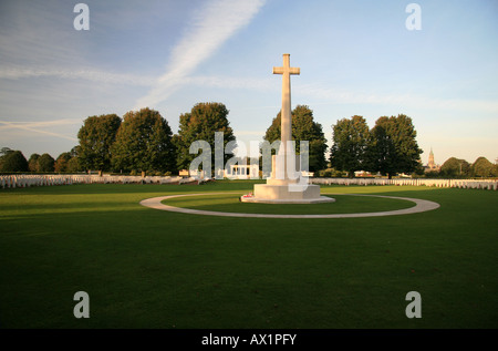 La Croce del sacrificio nel cimitero del Commonwealth a Bayeux, Normandia, (Bayeux Cattedrale di Notre Dame a distanza) Foto Stock