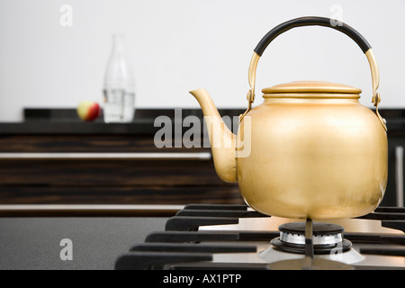 Un bollitore su un piano di cottura Foto Stock