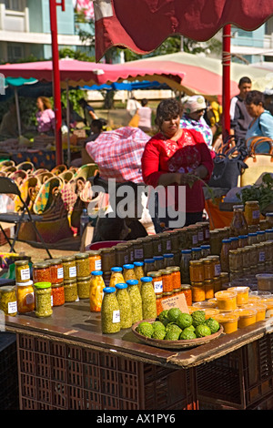 Pickles su uno stallo giorno di mercato in Saint-Denis de la Réunion Foto Stock