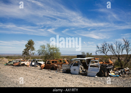 Luogo commemorativo con auto rottamate dal santo del popolo Difunta Correa, Patagonia, Cile, Argentina, Sud America Foto Stock