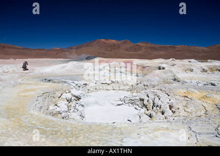 Fotografo di scattare foto dal campo di geyser Sol de Manana, Altiplano, Bolivia, Sud America Foto Stock
