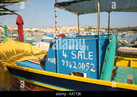 Una tradizionale barca da pesca per la vendita di Marsaxlokk Malta Foto Stock