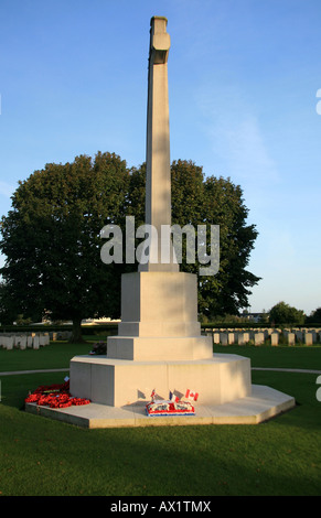 La Croce del sacrificio nel cimitero del Commonwealth a Bayeux, Normandia. Foto Stock