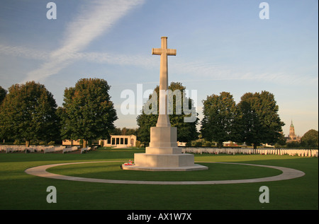 La Croce del sacrificio nel cimitero del Commonwealth a Bayeux, Normandia, (Bayeux Cattedrale di Notre Dame a distanza). Foto Stock