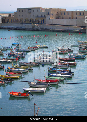 Barche di pescatori locali, porto di Algeri, Algeria Foto Stock