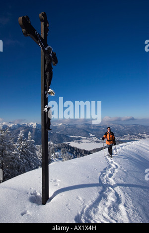 Escursioni con le racchette da neve, Mt. Baumgartenschneid, Lago di Tegernsee, Baviera, Germania, Europa Foto Stock