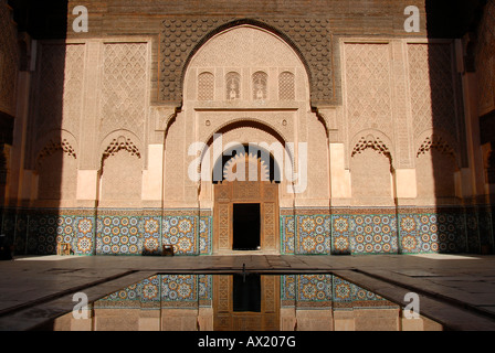 Oriental progettato cantiere armonico con stagno Medersa Ali ben Youssef Medina Marrakech marocco Foto Stock