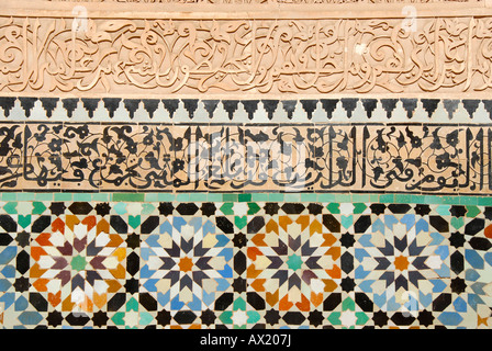 Parete intelligente con colorate piastrelle smaltate e stucco Medersa Ali ben Youssef Medina Marrakech marocco Foto Stock
