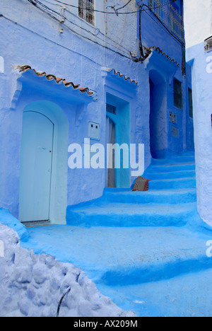 Blu luminoso dipinto vicolo angolata con scale medina Chefchaouen Marocco Foto Stock