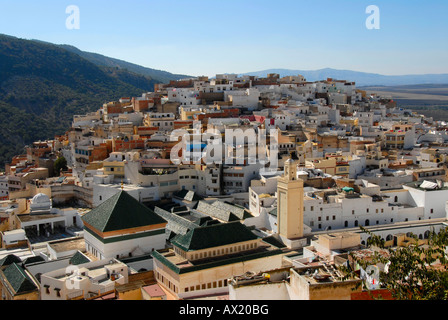 Vista dall'alto sulla città vecchia con Zaouia islamic luogo di pellegrinaggio Moulay-Idriss Marocco Foto Stock