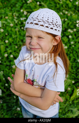 Bambina è permaloso bitchy recalcitranti e caprini Foto Stock