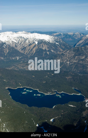 Vista del lago dalla BEI dal Zugspitze, la vetta più alta della Germania, Alpi, Baviera, Germania, Europa Foto Stock