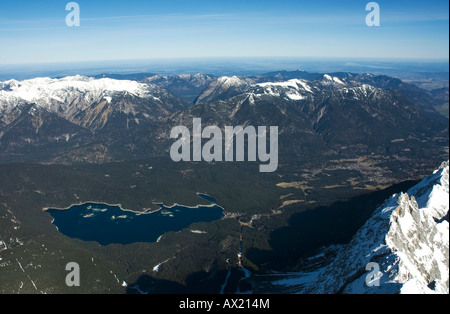 Vista del lago dalla BEI dal Zugspitze, la vetta più alta della Germania, Alpi, Baviera, Germania, Europa Foto Stock