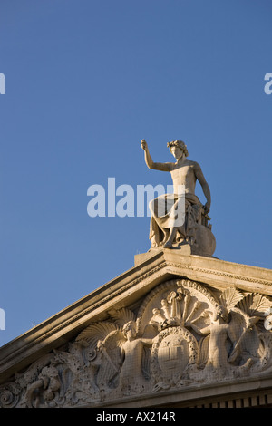 Figura scolpita sopra la facciata pedimented al museo Ashmolean Museum di Oxford, Oxfordshire,l'Inghilterra, Regno Unito Foto Stock