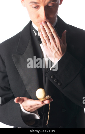 Uomo in smoking con un orologio da tasca da 4 Foto Stock