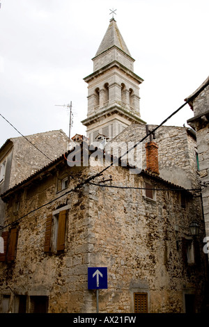 Città storica con il campanile della basilica di San Biagio, Dignano, Istria, Croazia Foto Stock