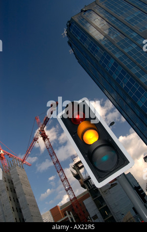 Il semaforo di fronte la costruzione in Birmingham Regno Unito contro un profondo cielo blu Foto Stock
