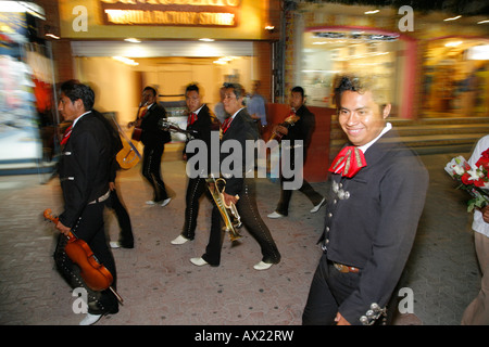 Banda Mariachi camminando sulla strada, Playa del Carmen, Messico Foto Stock